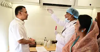 নিরাপদ খাদ্য পরীক্ষার ভ্রাম্যমাণ ল্যাব পরিদর্শন করলেন প্রধানমন্ত্রী